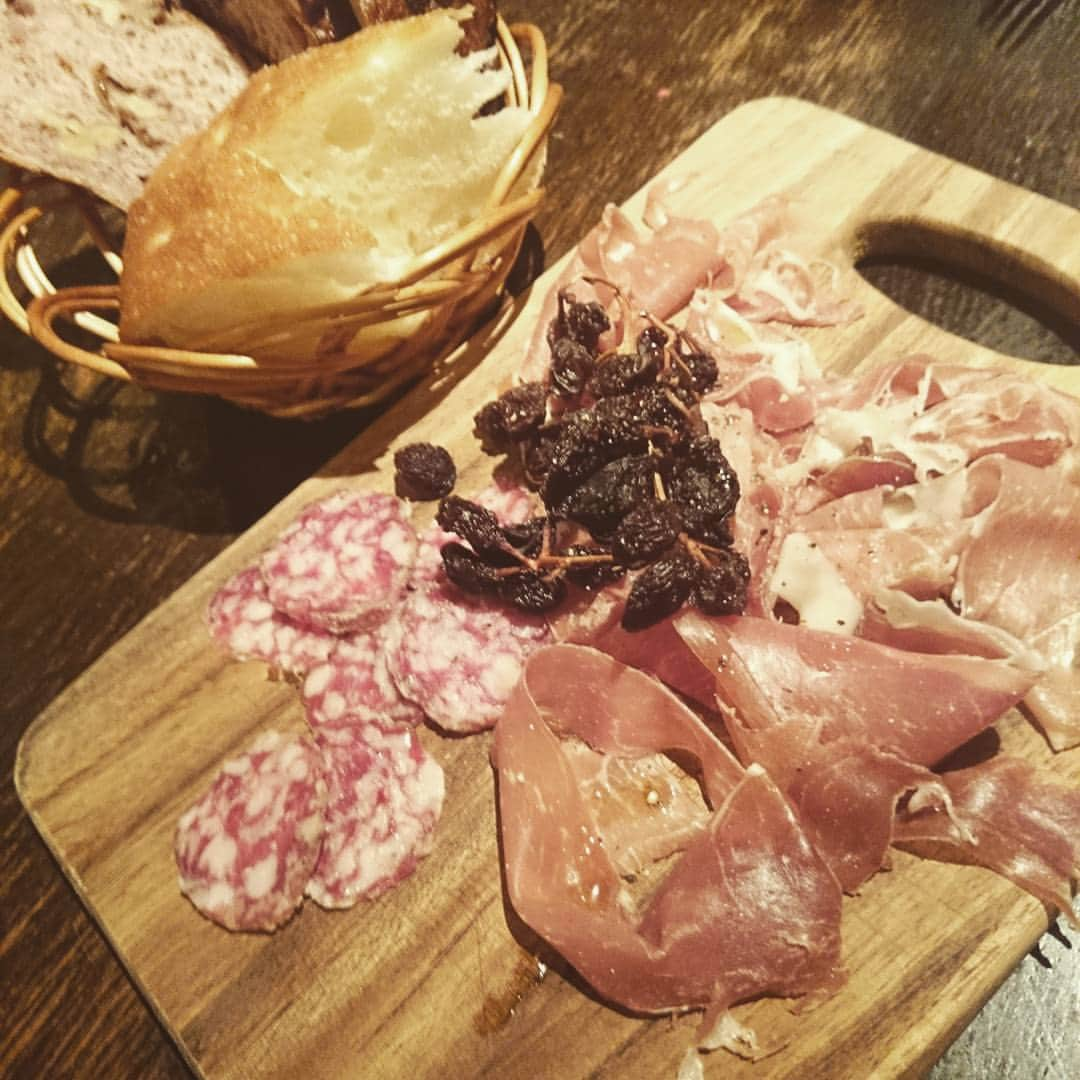 花井美理のインスタグラム：「#Salami #Prosciutto #Raisins #サラミ #生ハム #レーズン #黄金トリオ」