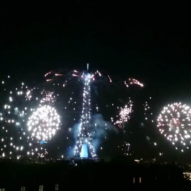 のインスタグラム：「fireworks 🎆🎇🌃🌛 #paris #france  #14juillet #2015」