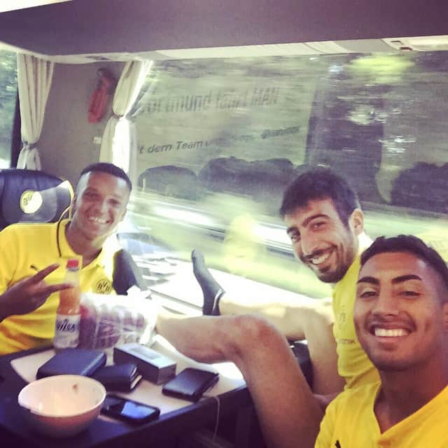 マリアン・ザーのインスタグラム：「Auf nach Kirchberg 🚌 🚌🚌Zwischenstopp Mannheim ⚽️⚽️⚽️ #hakunamatata @floresjr_ @nikos_iw」