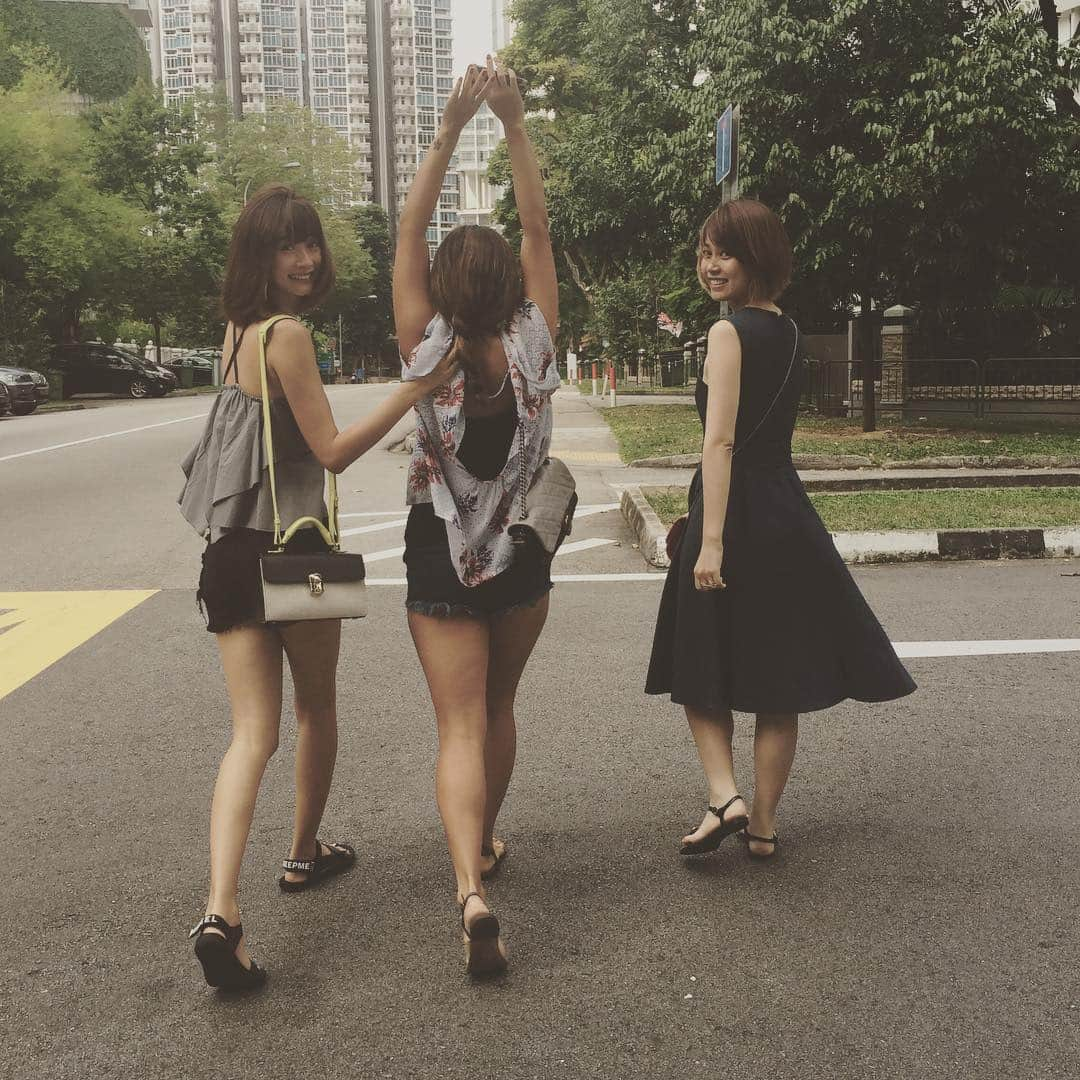 ヨンアさんのインスタグラム写真 - (ヨンアInstagram)「可愛子と ノリノリな子♡ 韓国から ひとり 日本から ひとり♡ #happy#friend#love#singapore#lunch」7月17日 12時52分 - youn1029