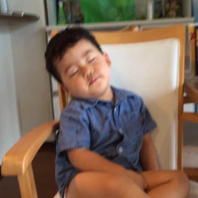 遠藤航のインスタグラム：「お菓子食べてると思ったら外で遊んで疲れすぎていつの間にかイスで寝てるやーつ。 #子供あるある」