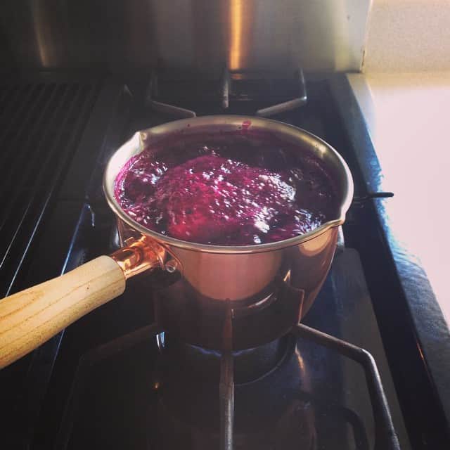 志摩有子さんのインスタグラム写真 - (志摩有子Instagram)「朝から快晴で気温はどんどん上昇中。小堀紀代美先生が監修した「ちいさなジャム鍋」が使いたくてブルーベリーでジャム作り。通常の割合よりもぐっとお砂糖を減らして20分煮るだけ。キッチンが甘酸っぱい匂いでいっぱい。 #GM #summer #blueberry #jam #ちいさなジャム鍋 #NHK出版 @likelikekitchen」7月19日 8時38分 - ariko418