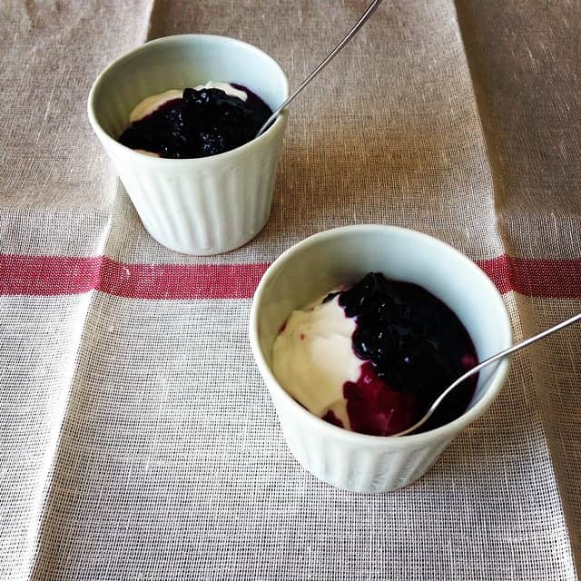 志摩有子さんのインスタグラム写真 - (志摩有子Instagram)「出来たてのブルーベリージャムをさっそく水切りヨーグルトと。  甘さ控えめで果肉がしっかりしていてびっくりするほど美味しー！ #ちいさなジャム鍋  #blueberry #jam #ブルーベリージャム #水切りヨーグルト」7月19日 9時34分 - ariko418