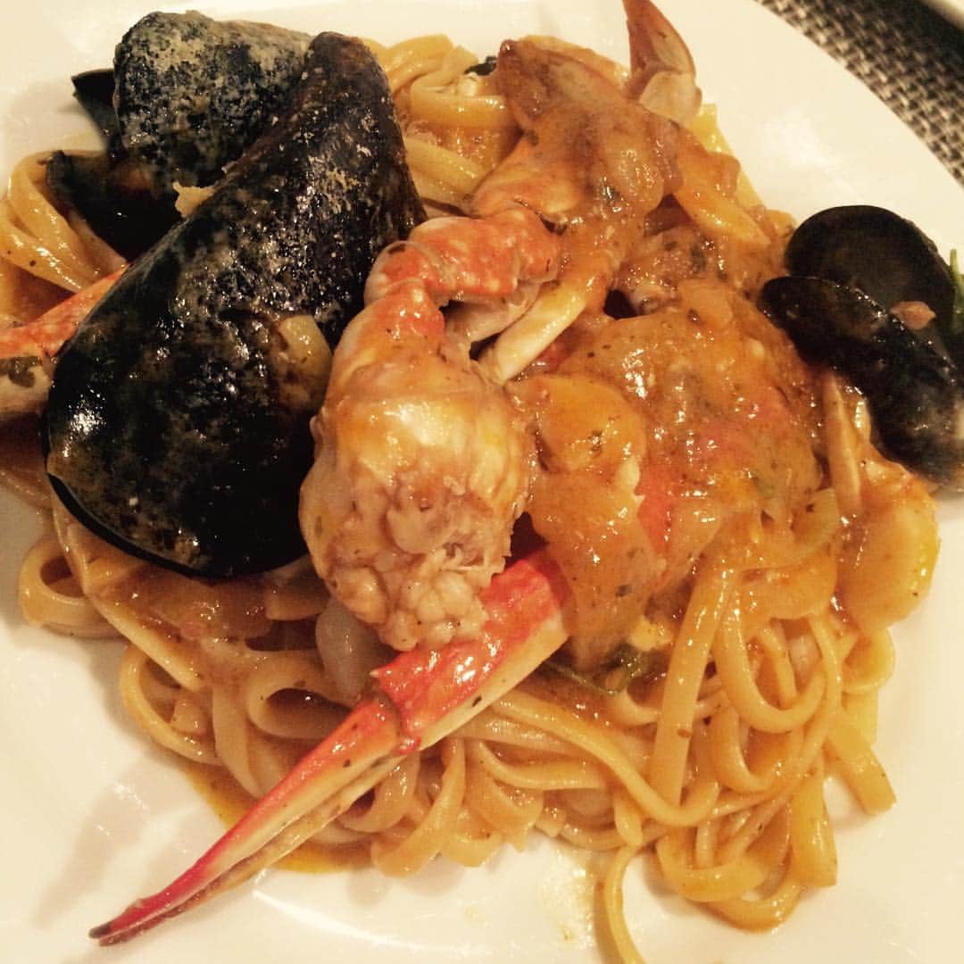 石井秀代のインスタグラム：「渡り蟹とムール貝のリングイーネ、白ワインといただきます。 #pasta #オリーブオイルとニンニク白ワインが重要 #カニは味噌汁用で大丈夫！ #8月6日レッスンあり」