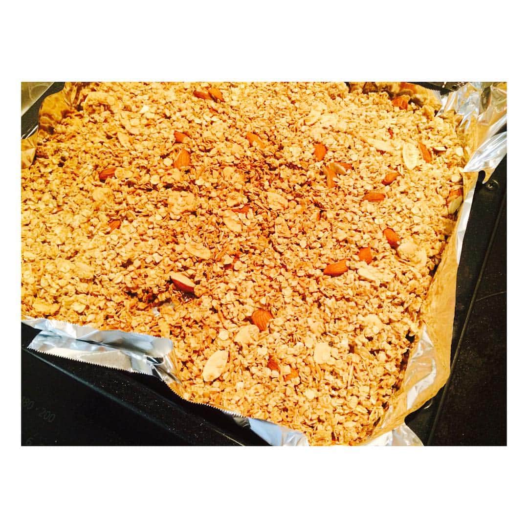 泉里香さんのインスタグラム写真 - (泉里香Instagram)「オーブンで加熱して‥ グラノラ作ったよ #sugar#coconutoil#oven#cooking#Granola#RikasKitchen🍴#マシュマロボディ製作飯#マシュマロボディ製作所」7月20日 20時48分 - rika_izumi_