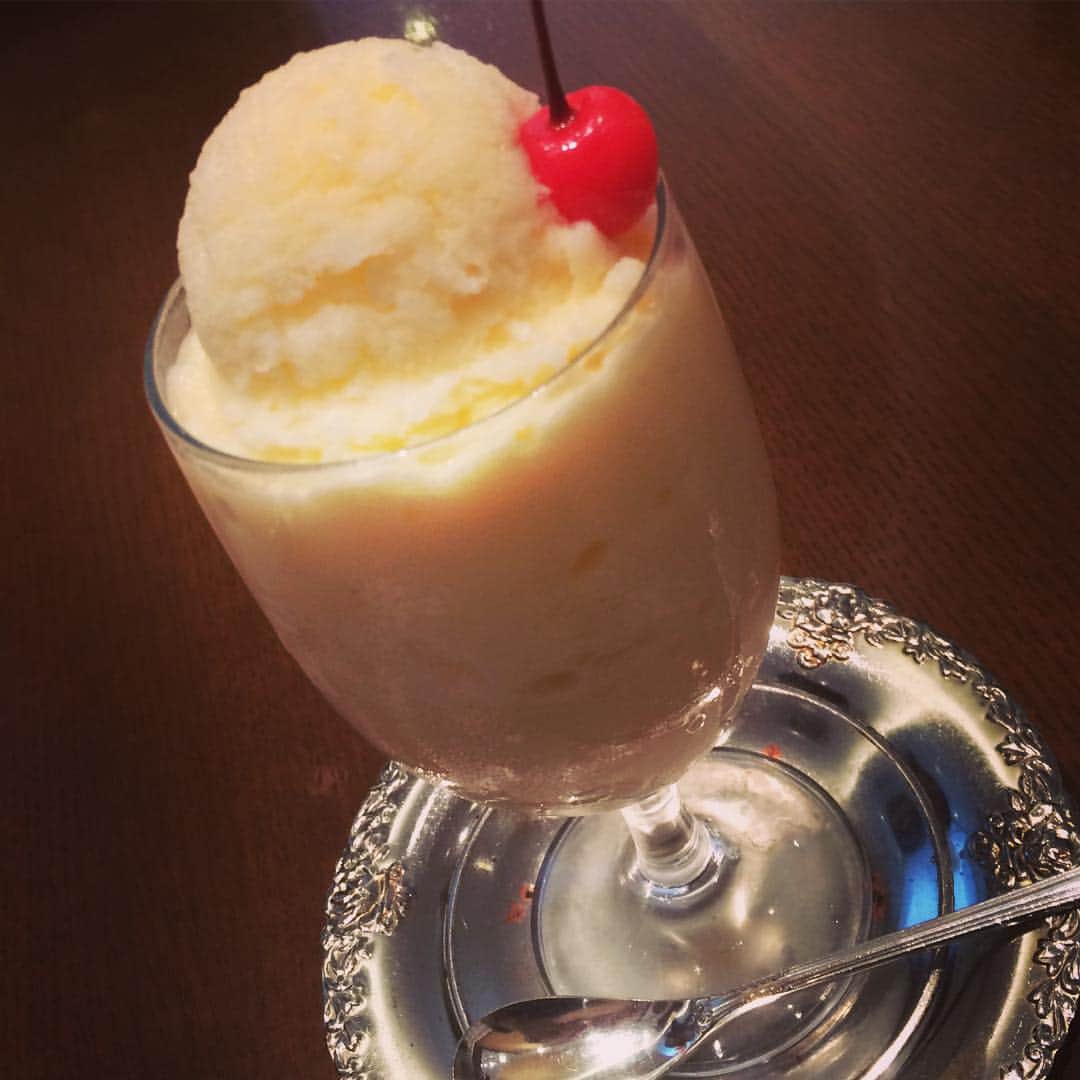 ホリエアツシさんのインスタグラム写真 - (ホリエアツシInstagram)「「ミルクセーキは食べ物」という概念。 生卵と牛乳と砂糖をかき混ぜてカキ氷と混ぜ合わせれば出来上がり。 #ミルクセーキ #長崎」7月20日 18時46分 - a.horie