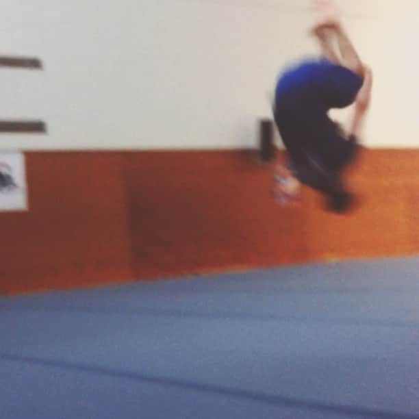 アンドレア・ファッブリのインスタグラム：「Frontflippin' tueseday🌀 #me #frontflip #summer #tueseday #berlin #berlino #germany #germania #gym #acrobat #acrobatics #fun #jump #jumping #bouncing #carpet #blue」