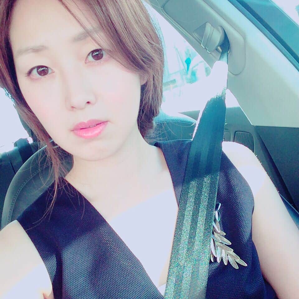 笛木優子のインスタグラム：「暑過ぎてクーラー効かん😭😱 あ、運転中ではありませんよ😅 熱中症に⚠️注意です」