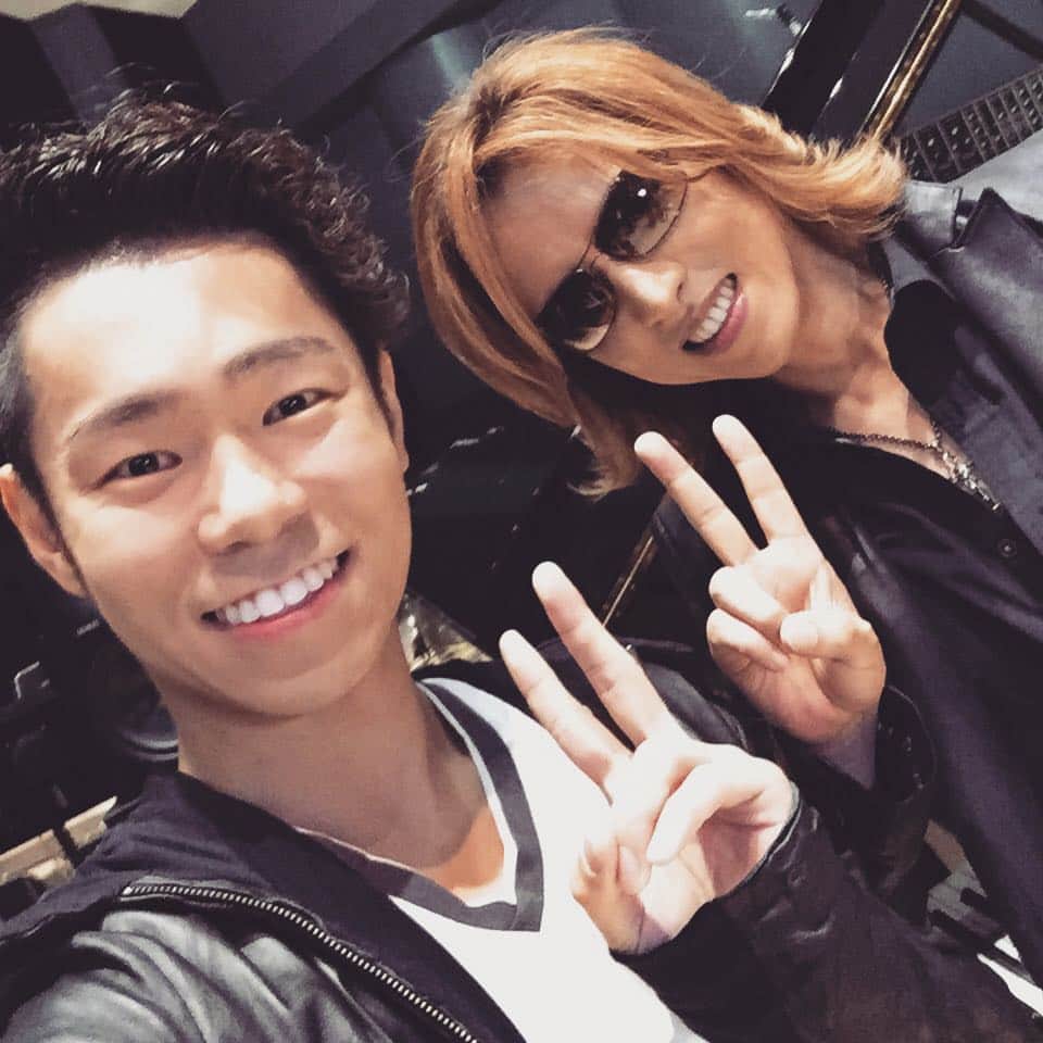村上大介のインスタグラム：「今日は、今年のフリースケートの作曲家にお会い出来て、演奏まで聞けて最高に幸せです。たくさんのパワーをいただきました！Today, I had a tremendous opportunity to meet the composer of my free skate and even listen to it LIVE! Thank you @yoshikiofficial for giving me the power and strength for this coming season!  #Yoshiki #XJAPAN  #WeareX #teamyoshiki」