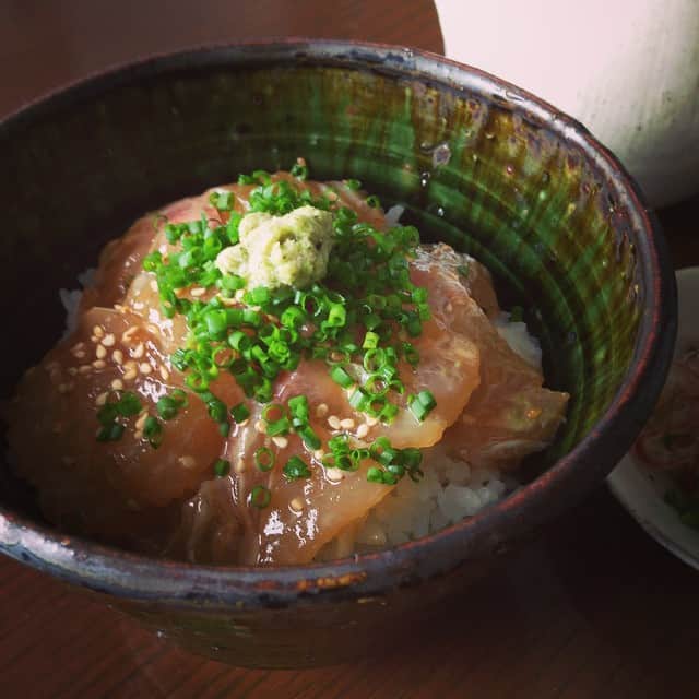 志摩有子さんのインスタグラム写真 - (志摩有子Instagram)「出動前にアセアセ昼ごはんの支度。お刺身用の鯛を使ってしまわねば。ということで、ゴマだれで和えて丼に。最後はお出しをかけてお茶漬けにして食す。  #昼ごはん #ゴマだれ #鯛丼 #鯛茶漬け」7月23日 12時12分 - ariko418
