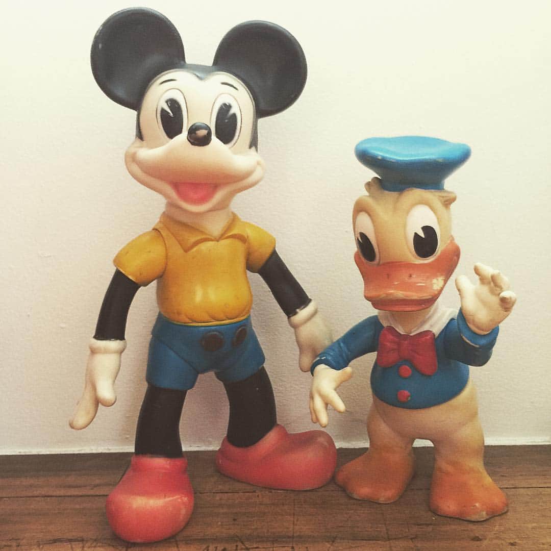 大川知英のインスタグラム：「イタリアとスペインのドナルドとミッキー👯😎 ビンテージのソフビがやっぱりいいね🎩 #ビンテージ #ディスニー #ソフビ」
