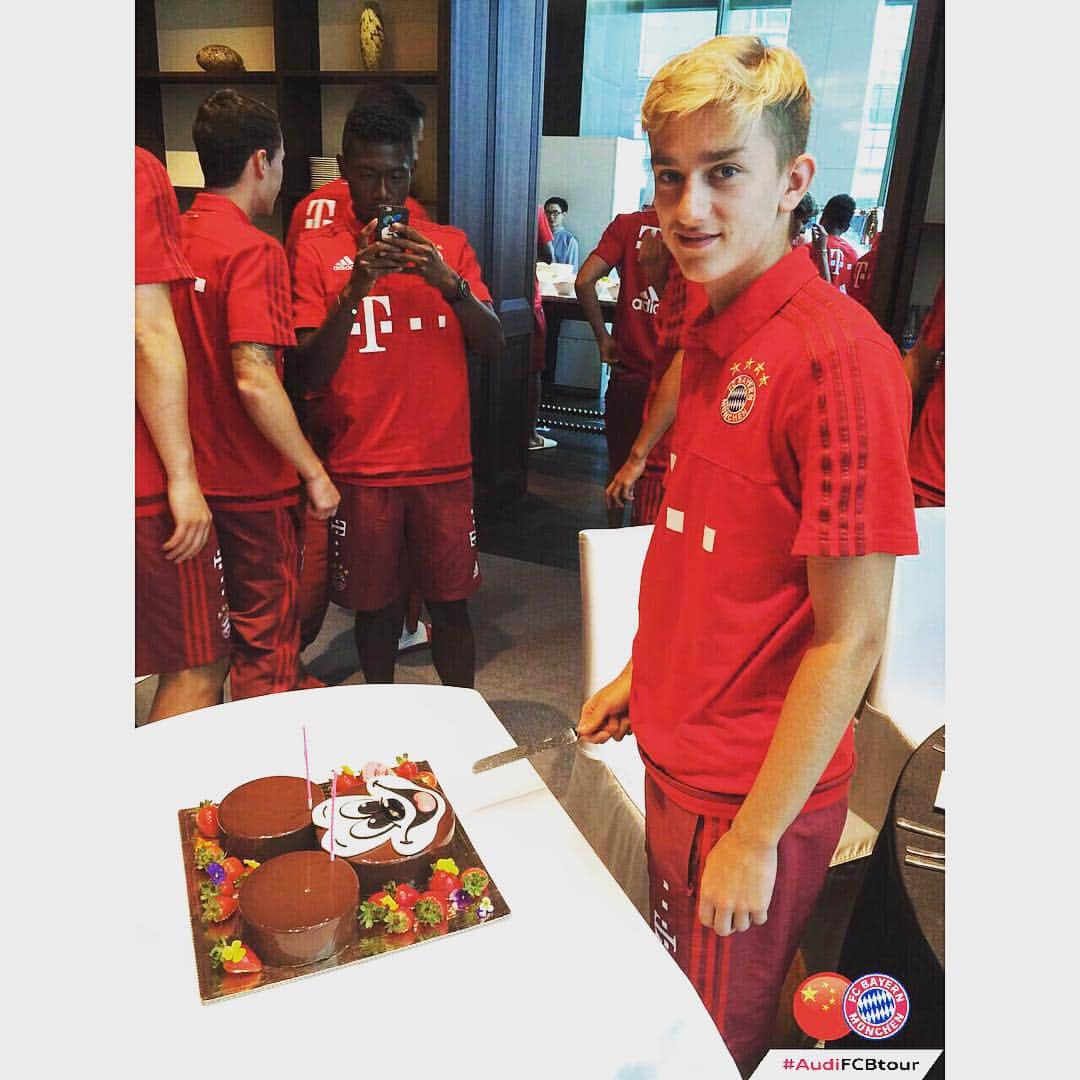 シナン・クルトのインスタグラム：「My first birthday in China 👍」