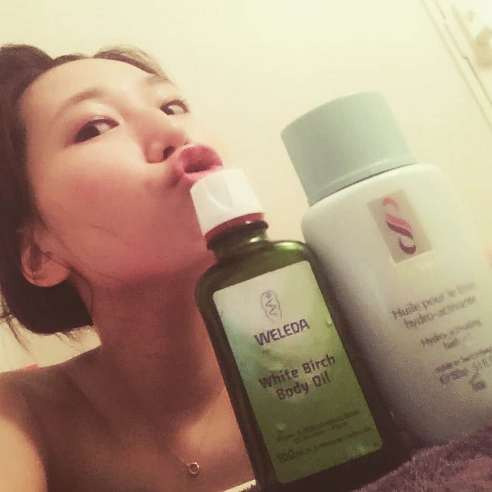 佐山愛のインスタグラム：「ポールシェリーのバスオイルと、ヴェレダのマッサージオイル♪♪ #本当はポールシェリーのライン使いしたい #バスオイルからのマッサージオイルからのジェルからのクリーム #けど高いw」