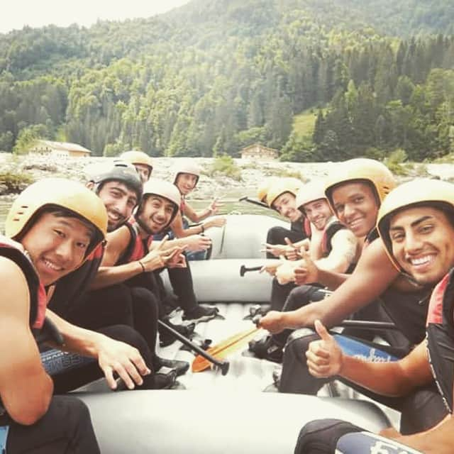 マリアン・ザーのインスタグラム：「Rafting mit dem Team 🚣🚣🏊🏊 #hakunamatata @burakcancamoglu @floresjr_ @mitsurumaruoka @sauii23 @nikos_iw @nicoknystock @atakrzr」