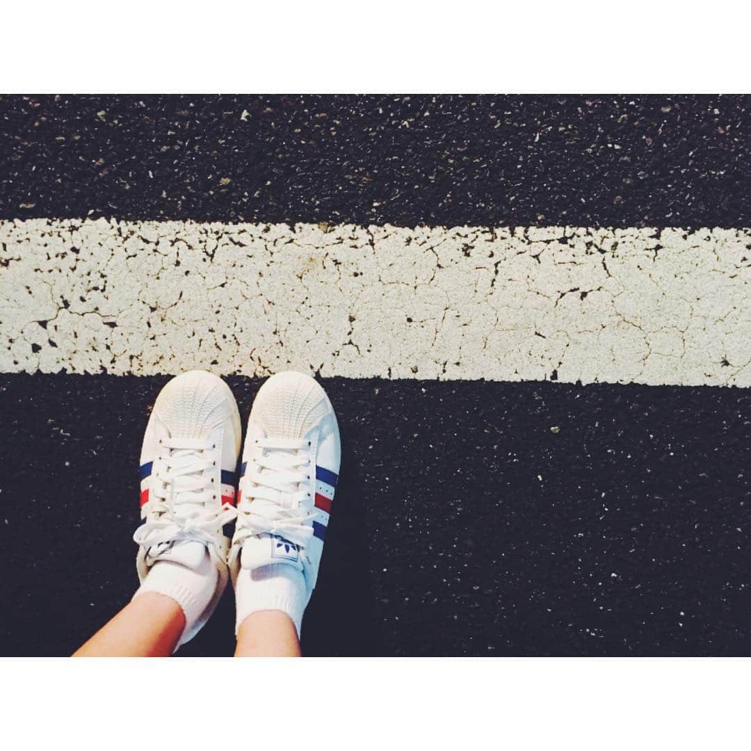 岡田紗佳さんのインスタグラム写真 - (岡田紗佳Instagram)「古着屋さんで買ったの！ スーパースター！  #vintage #adidas #superstar」7月26日 22時30分 - sayaka_okada