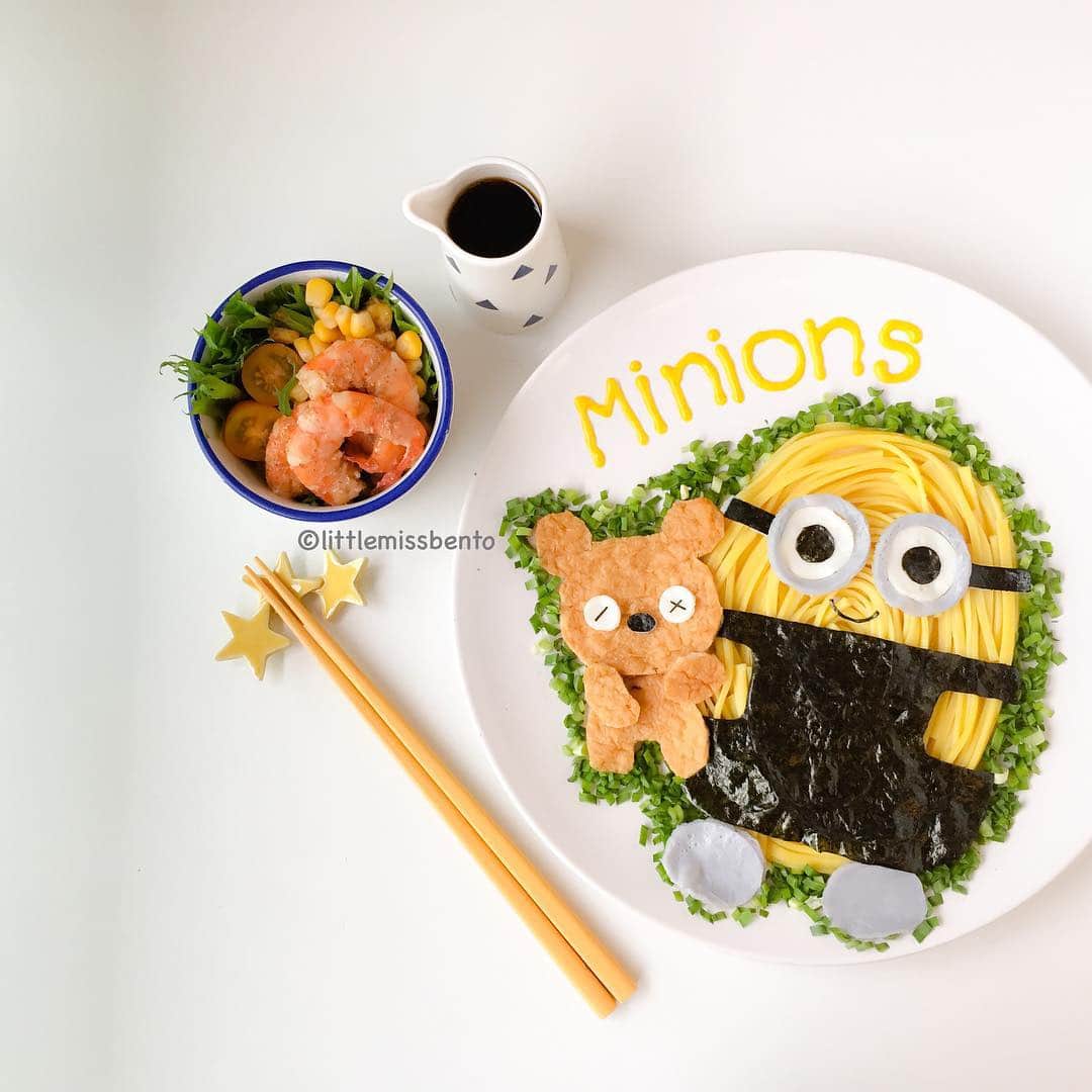のインスタグラム：「#Minion Udon Foodart~ Bob the Minion and teddy bear Tim.  Bob and Tim remains my favourites cause like Bob, I also bring around a plush toy (mine is a bunny), haha.  And thank you Cheesie @cheeserland for the super cute star 🌟chopstick rest  Details of this foodart is on my blog (link in profile) Have an awesome Monday.  ミニオンのデコうどんです。  キャラクターはボブミニオンとテディベアティムです。詳細はブログを見てください。  ミニオンの映画は面白かったんです。  素敵な一週間になりますように～  #minions #minioneats #foodart #udon #coldnoodles #bobminion #kingbob #ミニオン #minionnation」
