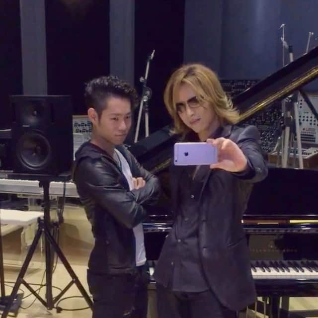 村上大介のインスタグラム：「Yoshiki and I are selfie pros!😎 @yoshikiofficial」