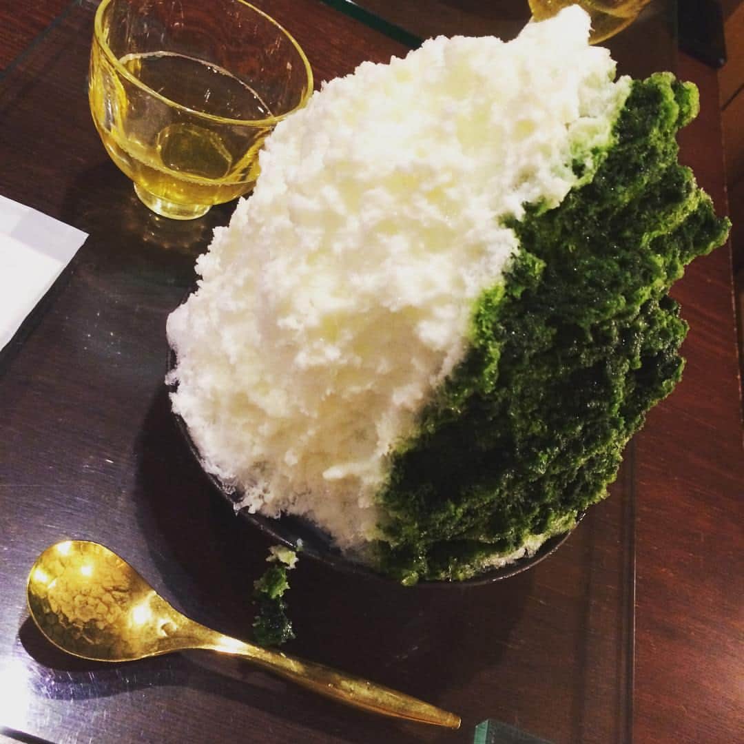 笛木優子のインスタグラム：「暑過ぎる、、💦 こないだのかき氷。。。 また食べたい😭 めっちゃ並ぶけど、、、😱 #ちもと#かき氷」