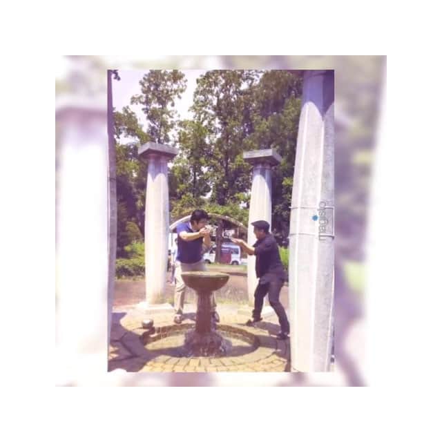 cozre（コズレ）マガジン公式のインスタグラム：「☆☆☆☆☆【音あり】 おはようございます。編集部、まいまいです。 • 昨日、コーポレートサイトリニューアルのために社員の写真をとりに#迎賓館 まで行ってきました。 • 撮影後、あまりの暑さにはしゃいだ２人のおじ…男性社員の写真です#😂 • #大人だって水遊びしたい #子ども#お出かけ#親バカ#親バカ部#instagram_kids#ig_kidsphoto#kidsgram#kidsgram_tokyo#ig_oyabakabu#kids#baby#CUTE • • 月間100万ユーザー！@cozreには全国の子連れイベントやお出かけ情報が満載！ • #子どもとお出かけ の口コミ情報サイト • #cozre #コズレ #cozreマガジン #編集部」