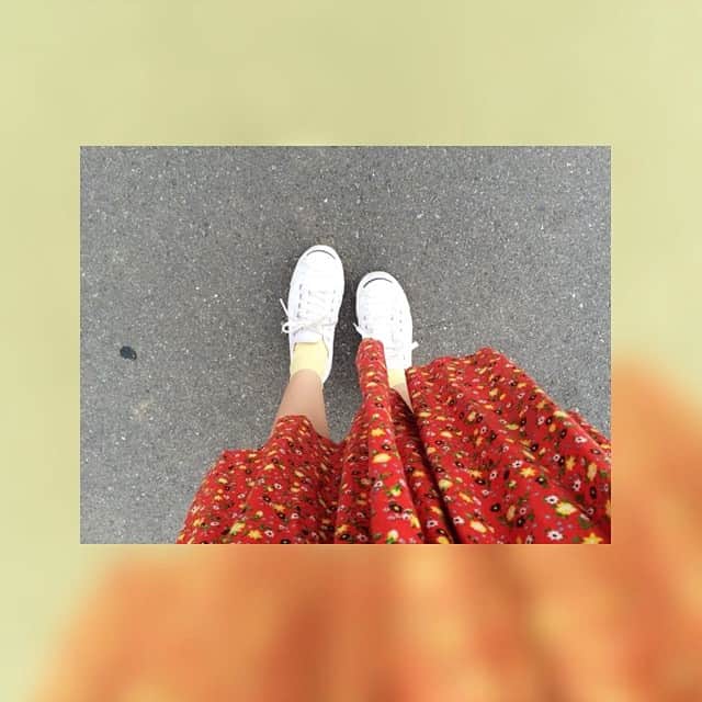高岡未來のインスタグラム：「新しい靴下やっと はけた〜🍓 #くつした大好きだ〜」