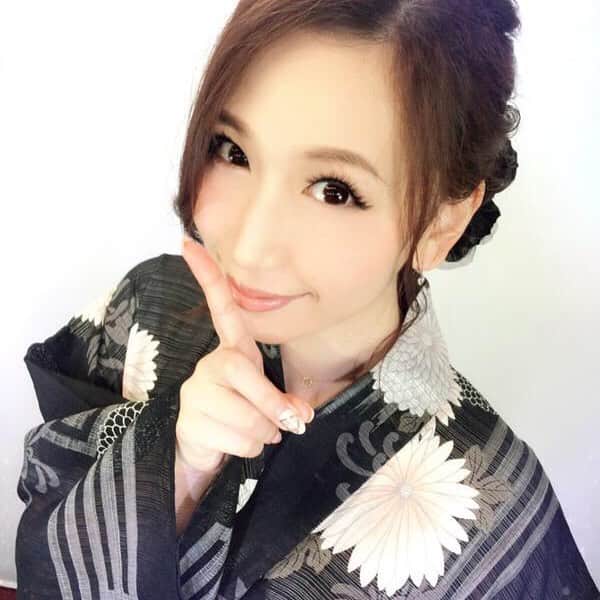 佐山愛のインスタグラム：「moodyzイベント in ラムタラ Media World  暑い中来てくれたみんなありがとー！！ 浴衣姿がとっても好評で嬉しい限り❤️ 渋めの和服好きなの♪♪ 年始イベントでは着物とかもいいよね〜(´ω`) その時はみんなよろしくちゃん♪  #moodyz #イベント #浴衣 #ノーパンノーブラだよって言ったときのみんなの動揺っぷりなw」