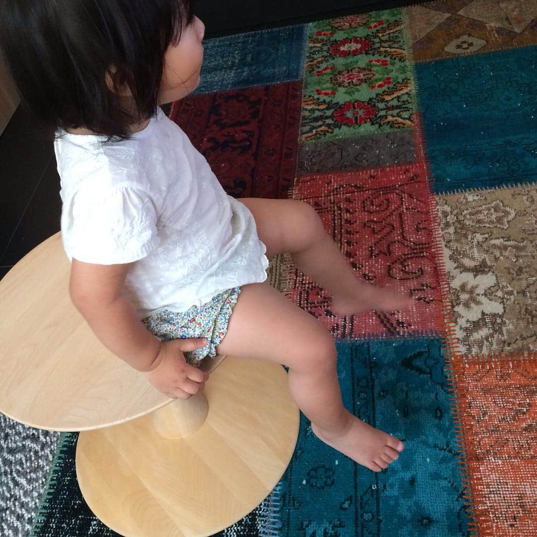 のインスタグラム：「こころモデルハウスのナンナ・ディッチェルのボビン(糸巻き)スツール(子供用) 、実際に使ってもらうとユニークで可愛い。床には、アクセントにパッチワークラグ。  #北欧デザイン#北欧住宅#注文住宅#北欧照明#北欧家具#ヒュッゲ#高断熱高気密#ナンナ・デッチェル#北欧インテリア#北欧スタイル#子供椅子#」