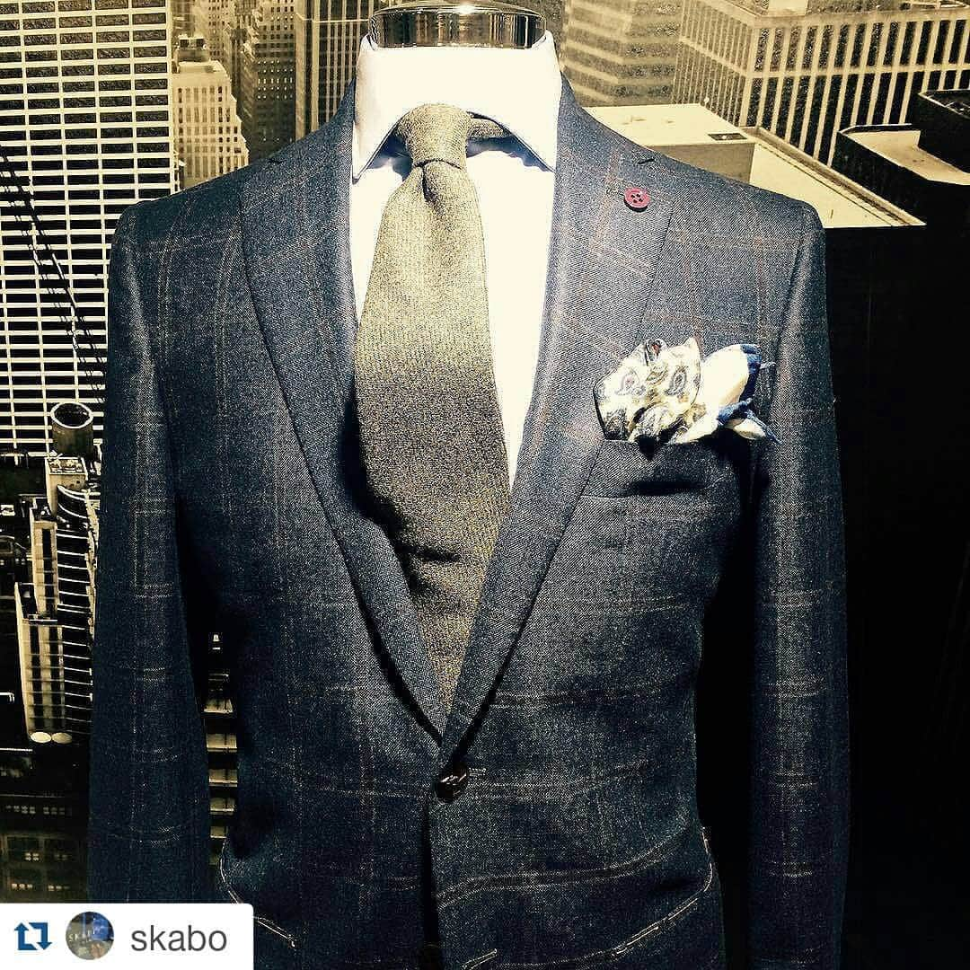 サルトリアパルテノペアさんのインスタグラム写真 - (サルトリアパルテノペアInstagram)「@repostapp @skabo  #mensfashion #menswear #handmade #SartoriaPartenopea #sprezzatura #stile #madeinnaples #igfashion #style #gentleman #italian #knittedtie」8月26日 21時43分 - sartoriapartenopea