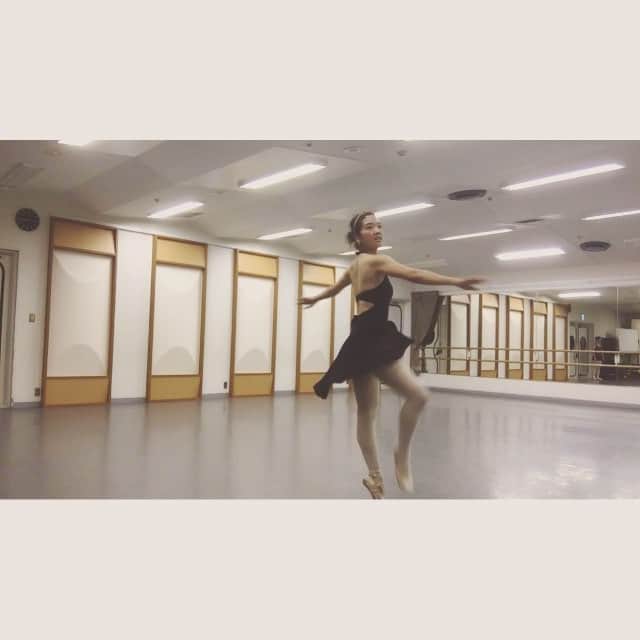 のインスタグラム：「♫テレーン ※最後  #dead #swan #白鳥 #swanlake #ballet #odette #practice #artist #lol #pique #turn #この後爆笑 #accident #nomakeup #rehearsal #black #leotard #2015 (08/31 来てね（笑）)」