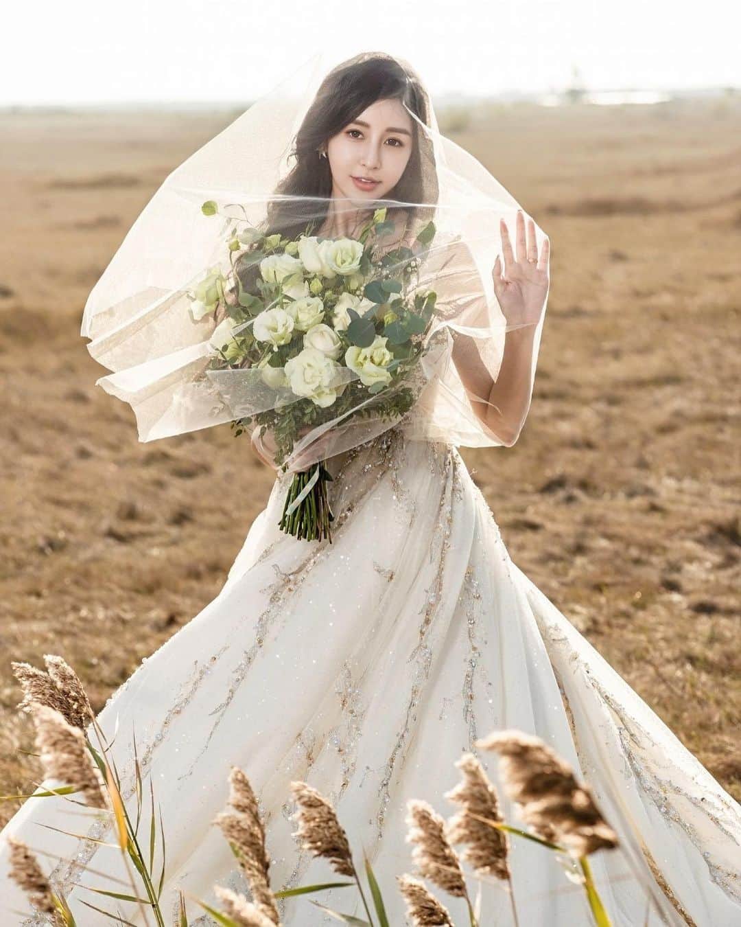 リタ（瑞塔兒）さんのインスタグラム写真 - (リタ（瑞塔兒）Instagram)「披著幸福的白紗💍💕  婚紗/ @linli_wedding @linli_boutique  攝影師/徐福 @fuhsu」2月27日 18時47分 - love_ritakao