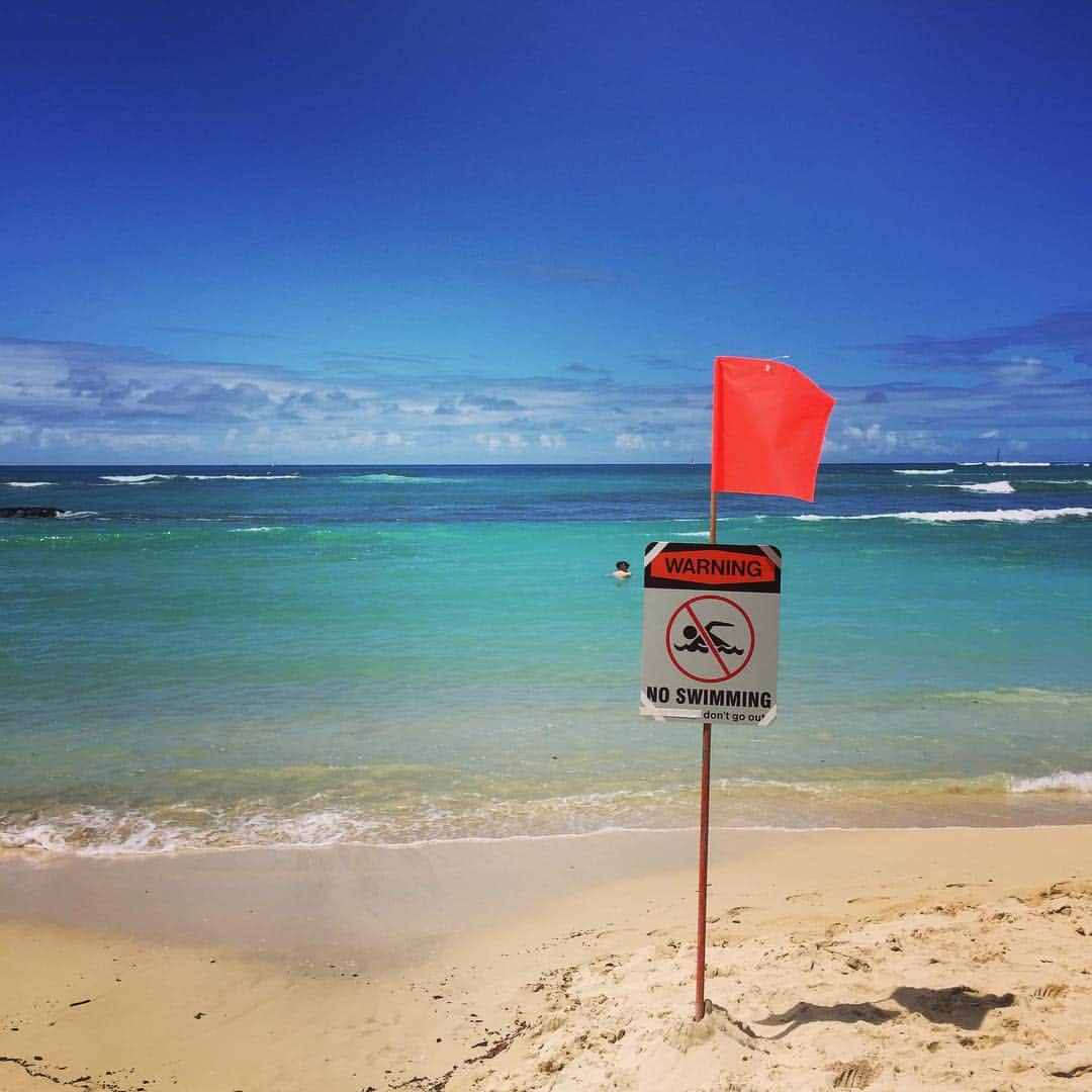 山中美智子さんのインスタグラム写真 - (山中美智子Instagram)「Waikiki Beach は 下水流れちゃって およげませーん❌❌❌ #ブッブー #Noswimming  ということで、ダイヤモンドヘッドの方にいきまーす！  #Hawaii」8月27日 6時43分 - alexiastam1988