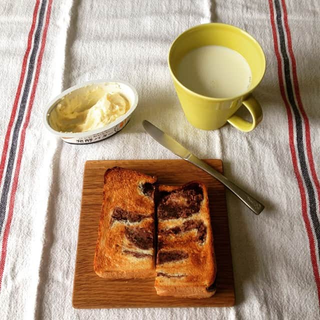 志摩有子さんのインスタグラム写真 - (志摩有子Instagram)「早起きして宿題。あん食パン3日目は厚切りトーストにして発酵バターたっぷり。お天気心配だけどこれから撮影行ってきます。 #GM #toast #あん食パン #銀座 #アンティーク #小倉トースト」8月28日 7時53分 - ariko418