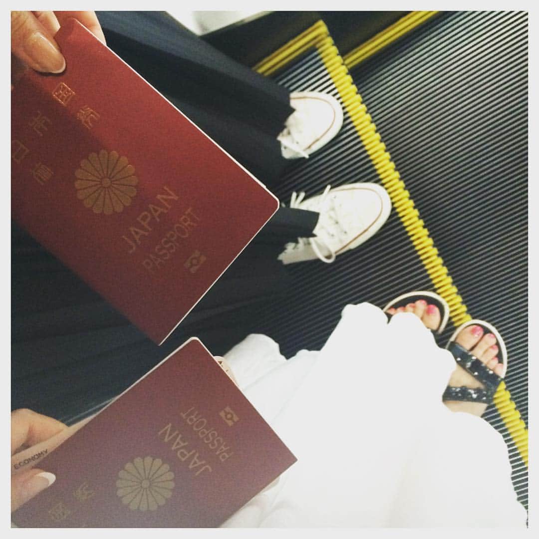 泉里香さんのインスタグラム写真 - (泉里香Instagram)「姉妹コーデ。 #全身白 #全身黒 #ここまでかぶるってくらいかぶった。」8月28日 6時52分 - rika_izumi_