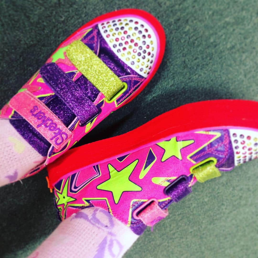 麻美ゆまのインスタグラム：「志村魂の衣装の靴(子供靴) 歩くと底がピカピカ光るのー☆ #shose #pop #coloful #star」