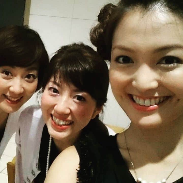 池尻和佳子のインスタグラム：「受付嬢あやちゃんと久しぶりの再会🎵 かわいこちゃんに囲まれると、自然とテンション上がるものなのですね～🌹 典子ちゃんの髪型、進化したサザエさんみたいで、可愛すぎる～(^O^)」