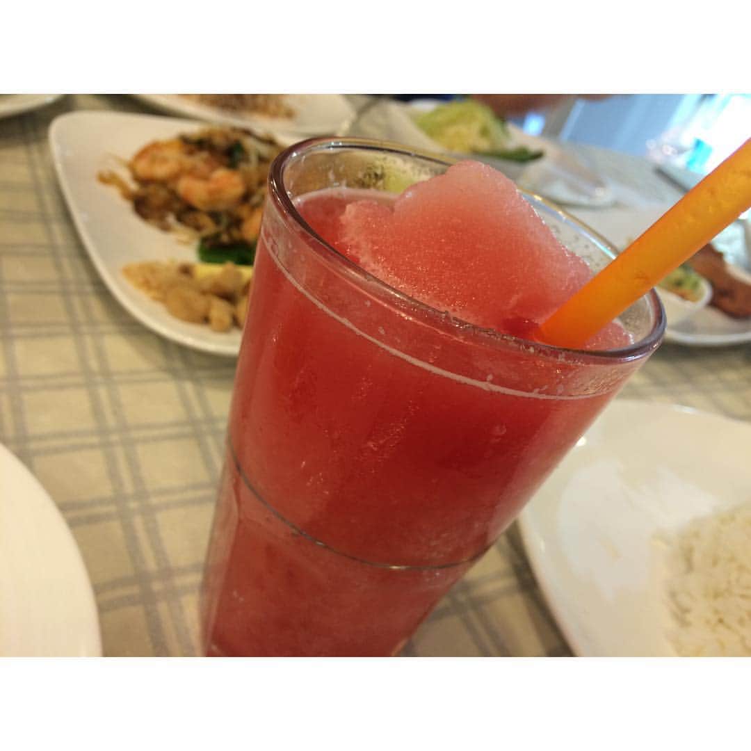 泉里香さんのインスタグラム写真 - (泉里香Instagram)「初めて飲んだスイカジュース🍉 ご飯が辛いから甘いジュースがまた美味しい🍹 #juice#Watermelon#kalapapruek」8月28日 20時33分 - rika_izumi_