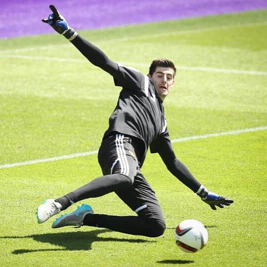 ティボ・クルトゥワのインスタグラム：「Next week back with the Belgian Red Devils! Good luck @thibautcourtois!🙏🏼」