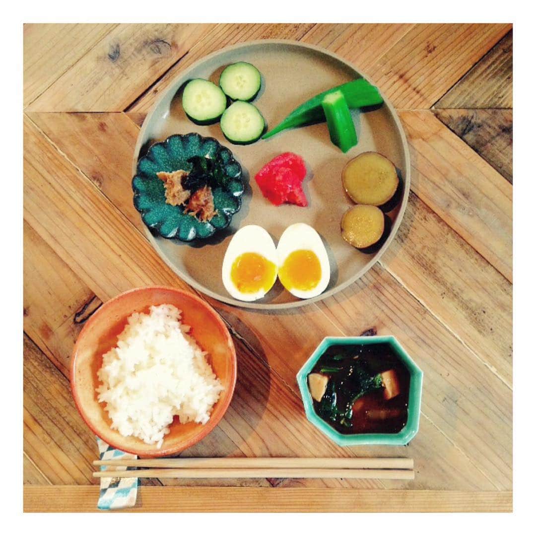 高山都さんのインスタグラム写真 - (高山都Instagram)「実は昨日から舞台のお稽古が始まっております。 やることいっぱい。がんばろう。 常備菜やらで朝ごはん🍚 この時期はどんどん簡単質素になってしまいそうだ…😩 #みやれゴハン #朝食 #それでも食べたい #和食 #おうちごはん #ストックおかず #野菜 #くらし」8月29日 10時42分 - miyare38