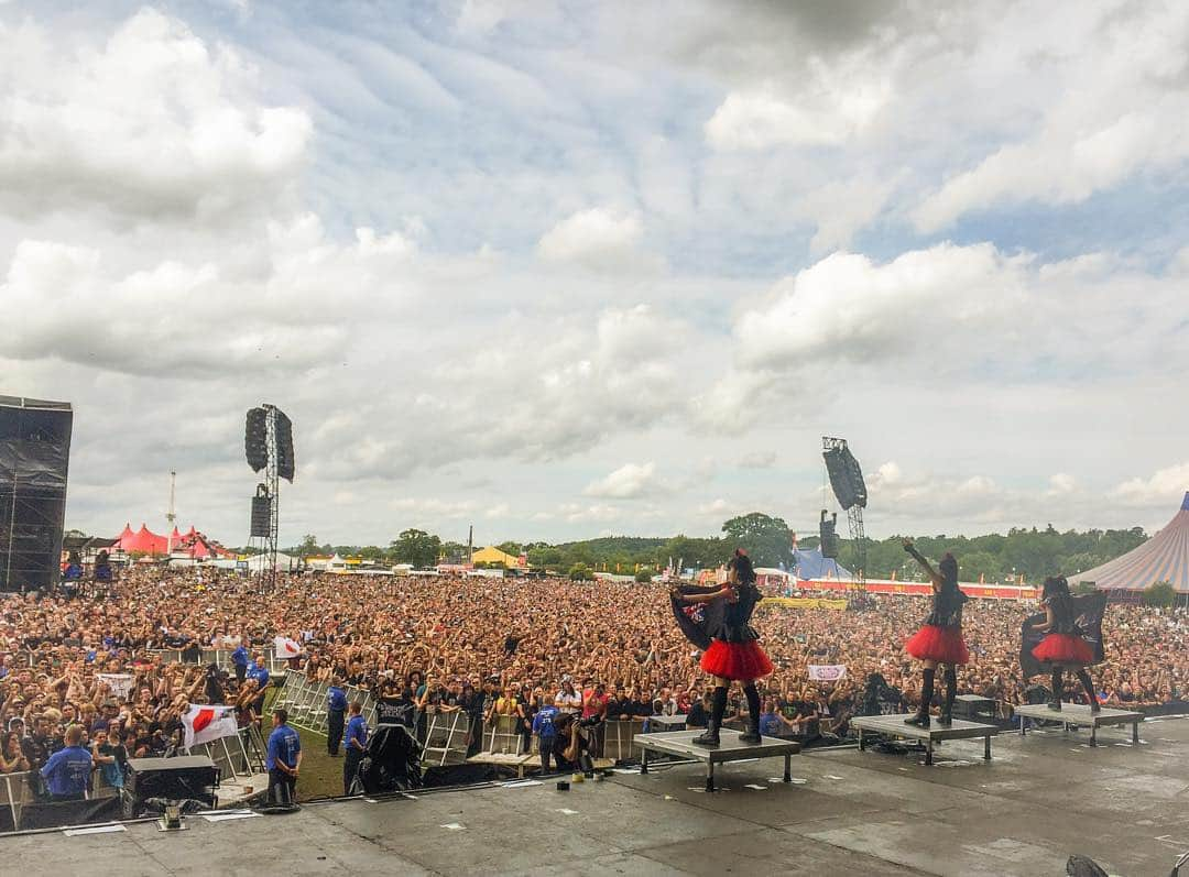 BABYMETALさんのインスタグラム写真 - (BABYMETALInstagram)「Amazing huge crowds! Thanks @OfficialRandL ! See U at tomorrow's  #LeedsFestival and #Wembley 2016! #ReadingFestival」8月29日 21時58分 - babymetal_official