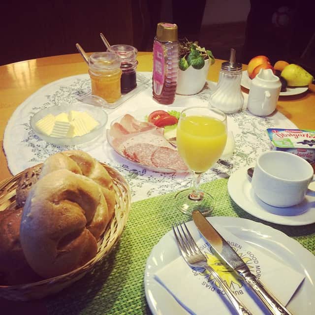 及川瑞基のインスタグラム：「今日も1日頑張ろう…(￣▽￣)#breakfast #in Bad Königshofen」