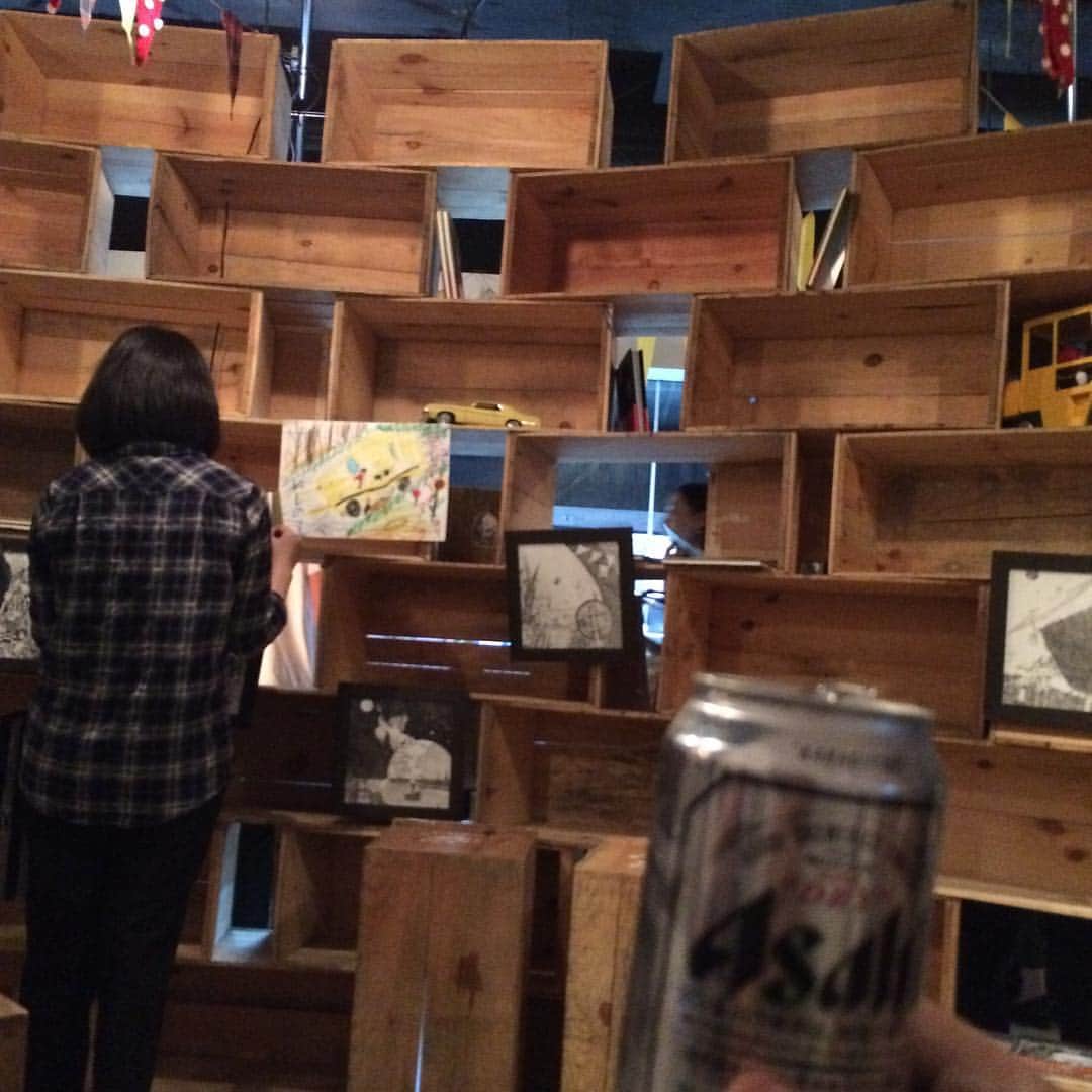 川尻恵太さんのインスタグラム写真 - (川尻恵太Instagram)「何をするでもなく、ただ通り過ぎる人を眺める。  ちなみにSNSの怖いところ。 僕はビールを持っているだけです。 ただビールを持っているだけです。  夜、ポツネンを観にいくのに酔っ払うような真似はしません。」8月29日 16時30分 - sugarboykiller