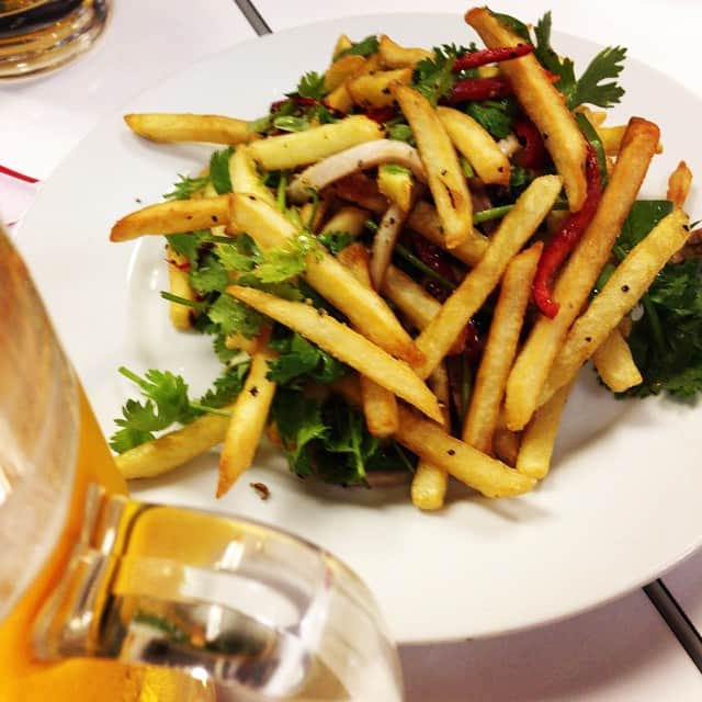 志摩有子さんのインスタグラム写真 - (志摩有子Instagram)「今日もお昼を食べそびれ…😂 日本橋での落語会からまさかの味坊。食べたかったジャガイモと叉焼の香草和え。 #フライドポテトとパクチーの相性やばい #ビールに合いすぎる #パクチーマニア #飲むしかない」8月6日 22時49分 - ariko418