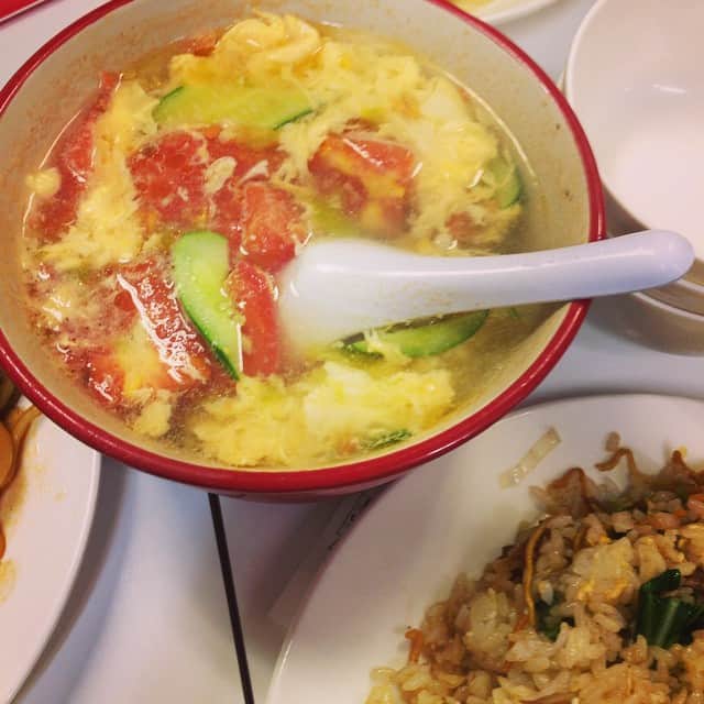 志摩有子さんのインスタグラム写真 - (志摩有子Instagram)「締めはベビースターラーメン的なパリッカリッ麺入り味坊チャーハンとまさかこんなところでお目にかかれるとはの玉子とトマトのスープ。 #トマトマニア #発想同じ #リピート必至 #腹パン」8月6日 23時15分 - ariko418