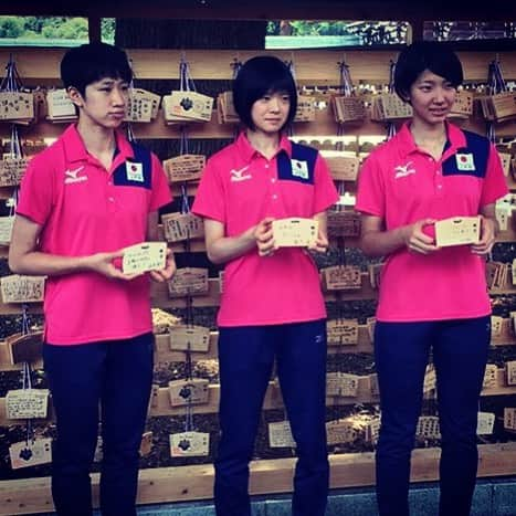 長岡望悠のインスタグラム：「Miyu Nagaoka in Meiji Jingu to pray for the good luck in World Cup which begin to start on 22 August.  火の鳥NIPPONが明治神宮でW杯必勝祈願 #バレーボール #全日本女子 #バレーボール #長岡望悠 #宮下遥 #石井優希 #NagaokaMiyu #MiyashitaHaruka #IshiiYuki」