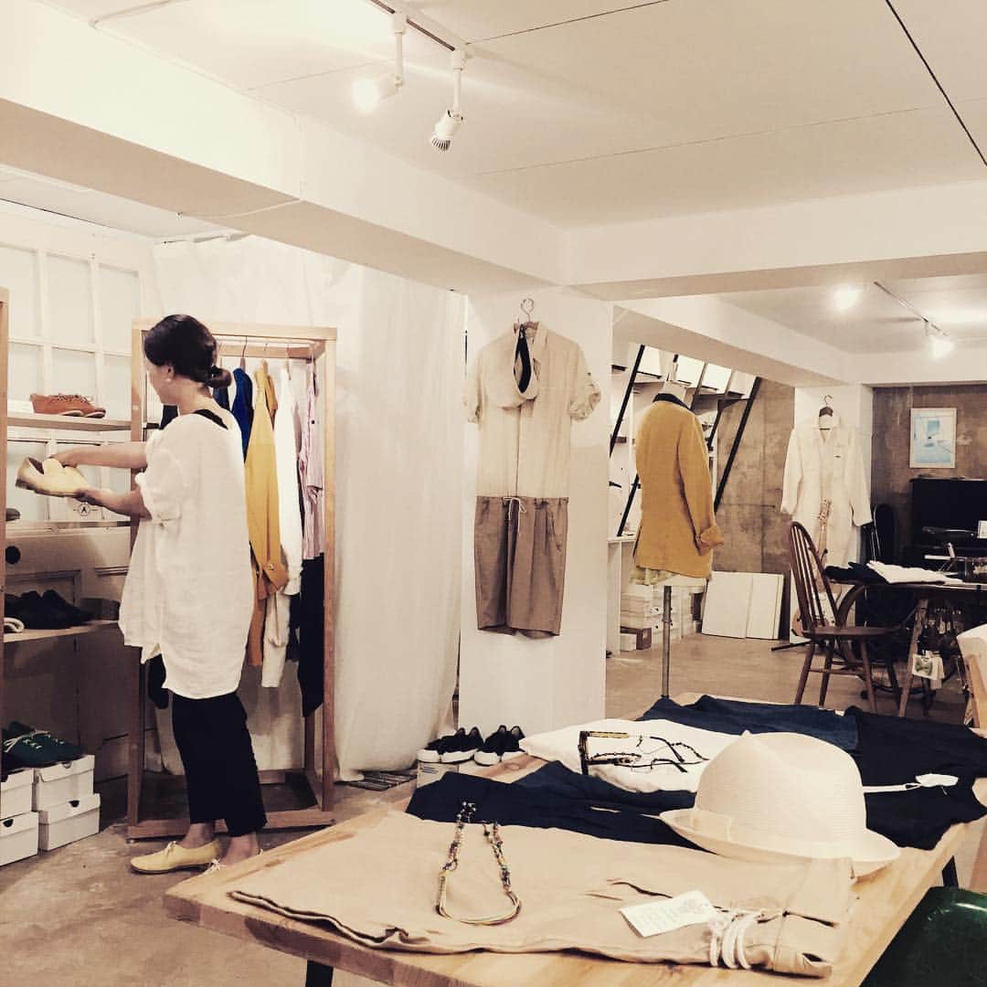 ファブリック バイ カズイのインスタグラム：「Today's orner styling. 今日の店長は白のリネンオーバーTシャツをあえて大きいサイズでワンピース的にスタイリング。 #phablicbasementlivingroom #町田 #phablicbykazui #arti #takumisakazaki #fashion #shop #boystyle」