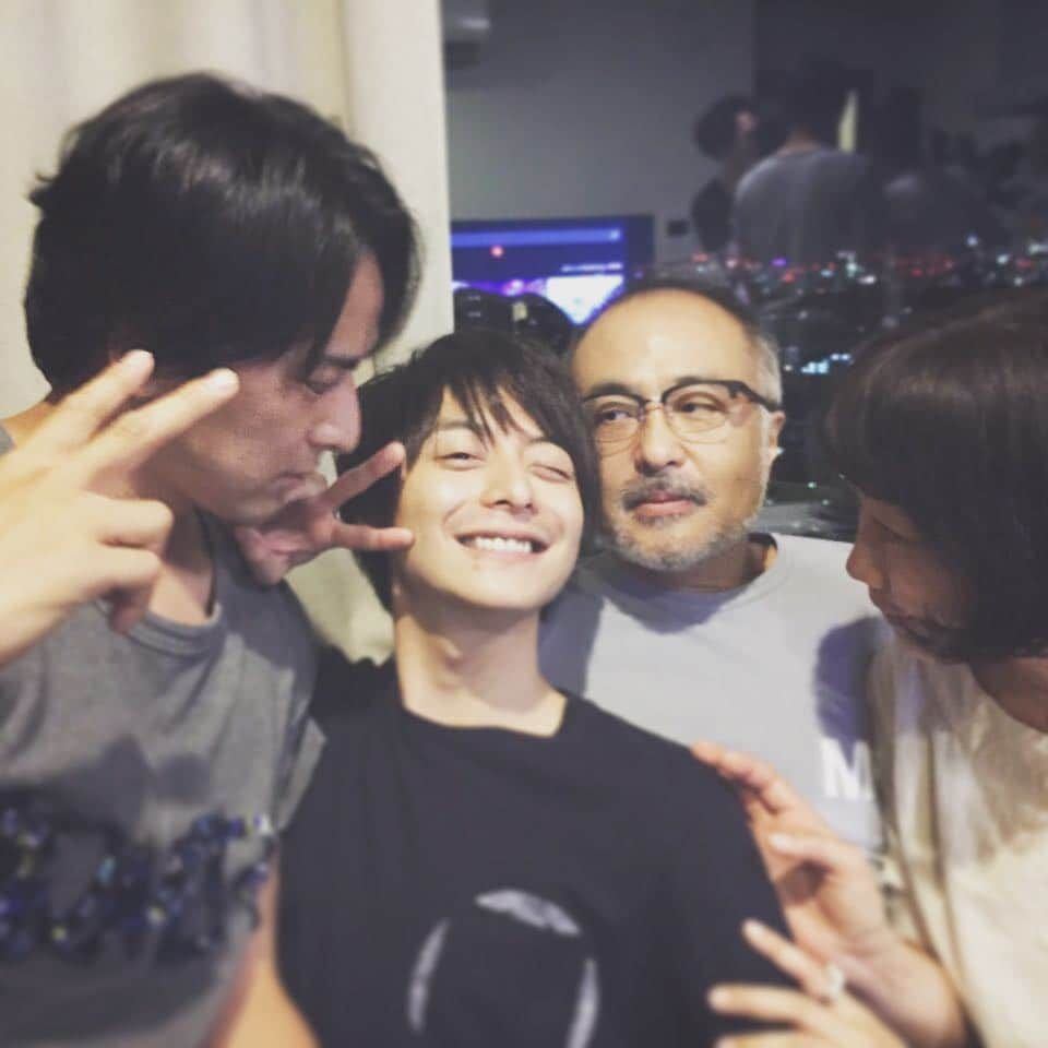 小池徹平さんのインスタグラム写真 - (小池徹平Instagram)「松尾さん家にて。楽しかったなぁ。いろんなお話できたな〜。 #松尾スズキ#峯村リエ#内田滋#近藤公園 #enjoy#good#drank #なんでみんなこっちみてるの？ #近藤さんの鼻わさび #滋さんもなぜか鼻わさび #罰ゲームの鼻わさび」8月8日 18時44分 - teppei.koike_official