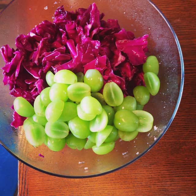 志摩有子さんのインスタグラム写真 - (志摩有子Instagram)「紫キャベツとマスカットのサラダ。 このシックな配色がたまらない。 #料理教室 #likelikekitchen」8月9日 14時43分 - ariko418