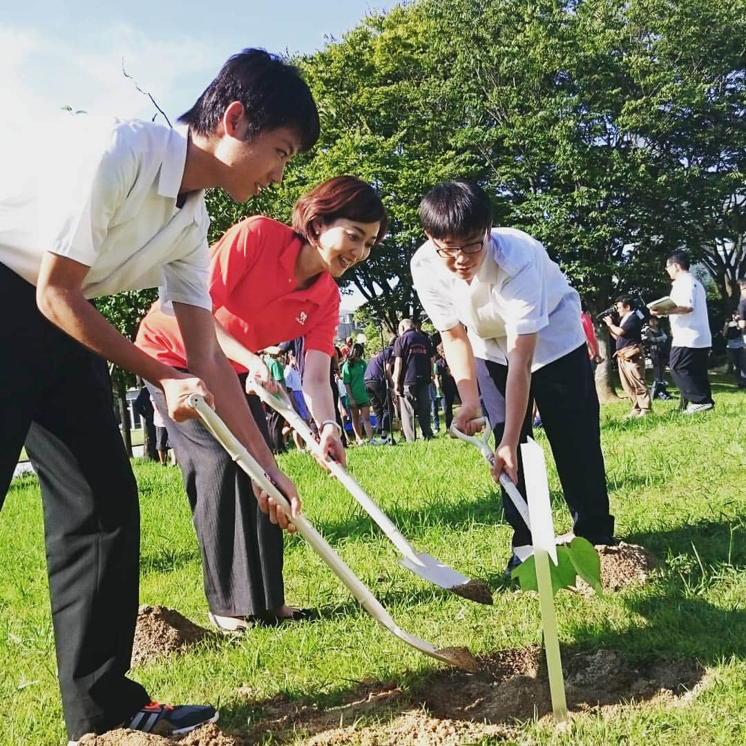 池尻和佳子のインスタグラム：「アオギリの植樹式に参加させて頂きました。広島の被爆樹木二世です。  大きく強く育ってほしいものです。」