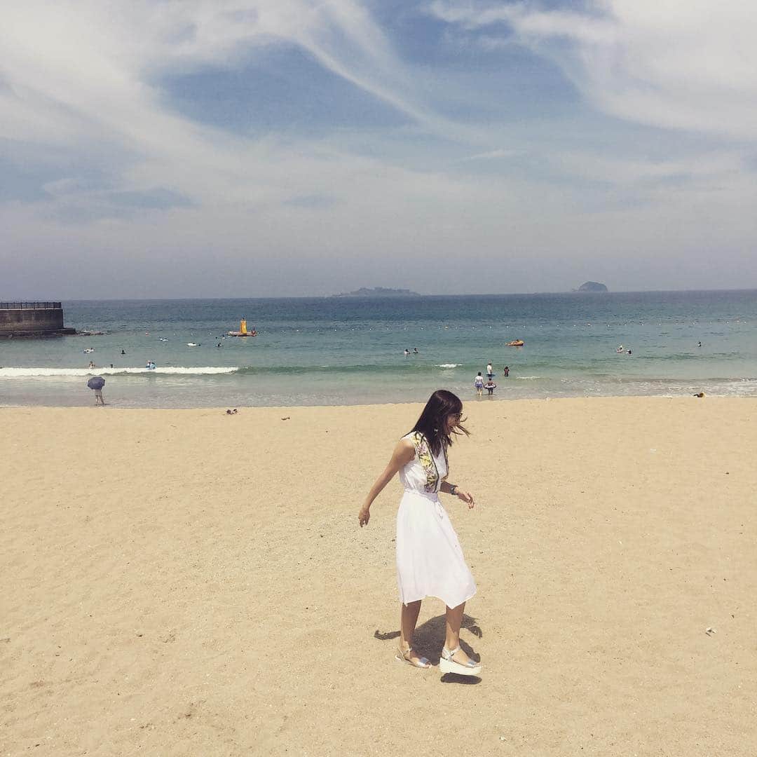 宮崎瑠依さんのインスタグラム写真 - (宮崎瑠依Instagram)「海は楽しい。  日焼けはしたくない。  #矛盾 #夏女 #瑠依旅」8月10日 13時09分 - ruimiyazaki