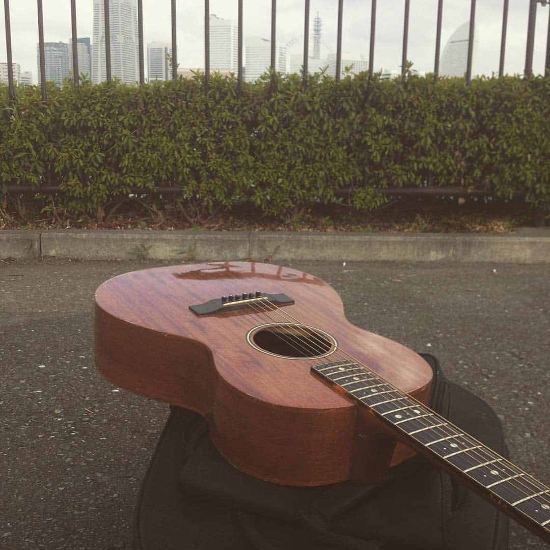 三澤勝洸のインスタグラム：「この季節、朝から外でギター弾くの超楽しい #ギター #雨が降る五分前」