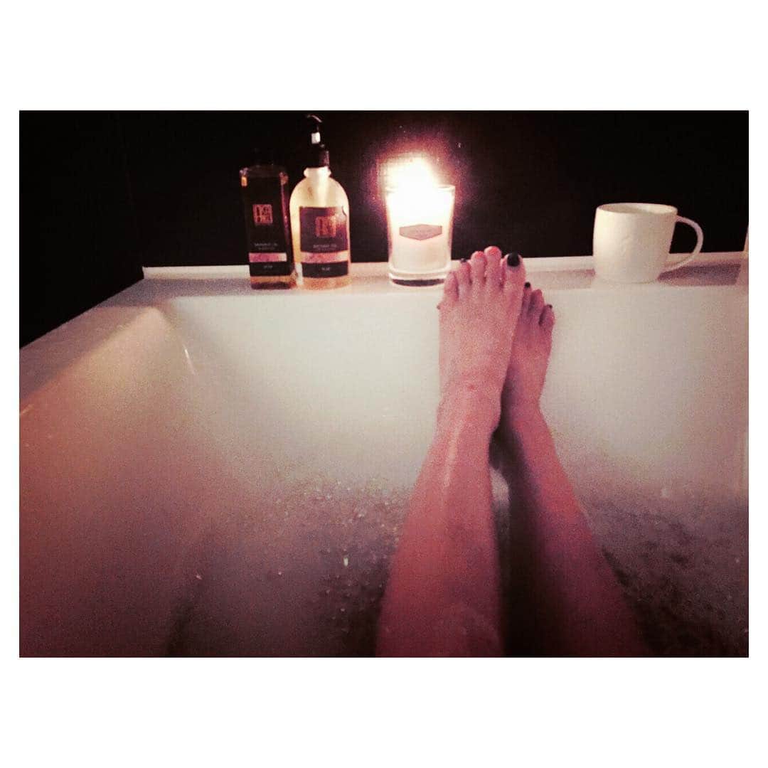 藤井萌さんのインスタグラム写真 - (藤井萌Instagram)「全力で遊んだ後は 好きな香りのキャンドルで半身浴。🛀🚿 明日に備えて今日は早く寝るぞ〜😴 #summervacation☀️ #enjoy #summer🏊👙 #aftercare #bath #bubblebath #candle #mugcup☕️ #starbacks #squaready #goodnight💫😴」8月10日 23時09分 - fujii_moe